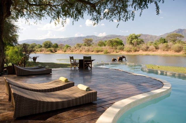 O hotel <a href="https://www.chongwe.com">Chongwe River</a> está localizado na savana da Zâmbia. Além de oferecer os tradicionais safaris, é possível curtir uma piscina que fica ao lado de um lago onde elefantes passeiam tranquilamente pelas redondezas.