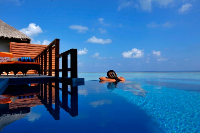 Com o intuito de aproximar os hóspedes dos encantos naturais, o <a href="http://www.velassaru.com">Resort de Velassaru</a>, que fica em Malé, capital das Maldivas, construíram uma piscina infinita que parece ser um prolongamento do oceano.