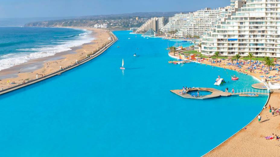 O complex turístico e residencial <a href="https://San Alfonso del Mar">San Alfonso del Mar</a>, localizado nas cercanias de Valparaíso possui somente a maior piscina do mundo. Algumas partes são tão profundas que os turistas podem andar de pedalinho, caiaque, barco, etc. Para preencher a piscina são necessários duzentos e cinquenta milhões de litros de água, os quais são retirados do mar. A construção está no livro de recordes, já que a mesma tem mais de um quilômetro de comprimento e ocupa um espaço equivalente a 8.000 hectares.