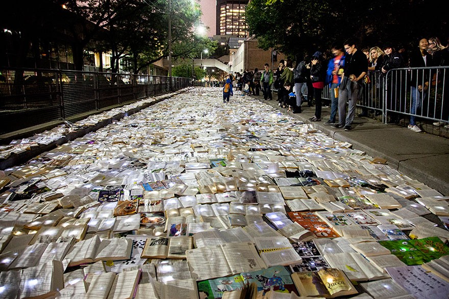 Artistas inundam rua de Toronto com 10 mil livros
