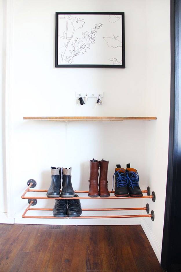 Com uma pegada mais industrial, vale usar canos de cobre para criar prateleiras na parede e apoiar os sapatos.