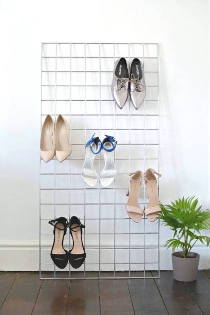 Uma grande malha de metal pode ser usada para muitas coisas dentro de casa, mas quando falamos de sapatos, é só apoiá-la em alguma parede e deixar que os próprios saltos vão pendurar o sapato no lugar. Muito prático!