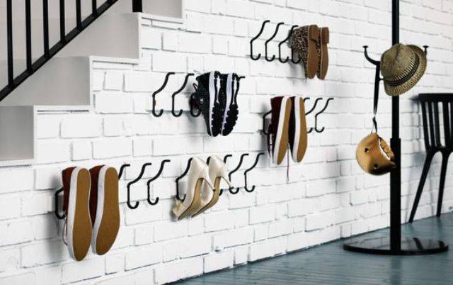 Quem disse que ganchos de toalha servem apenas para segurar as toalhas? Você também pode colocá-los nas paredes próximas ao seu armário ou na porta de entrada para pendurar os seus sapatos.