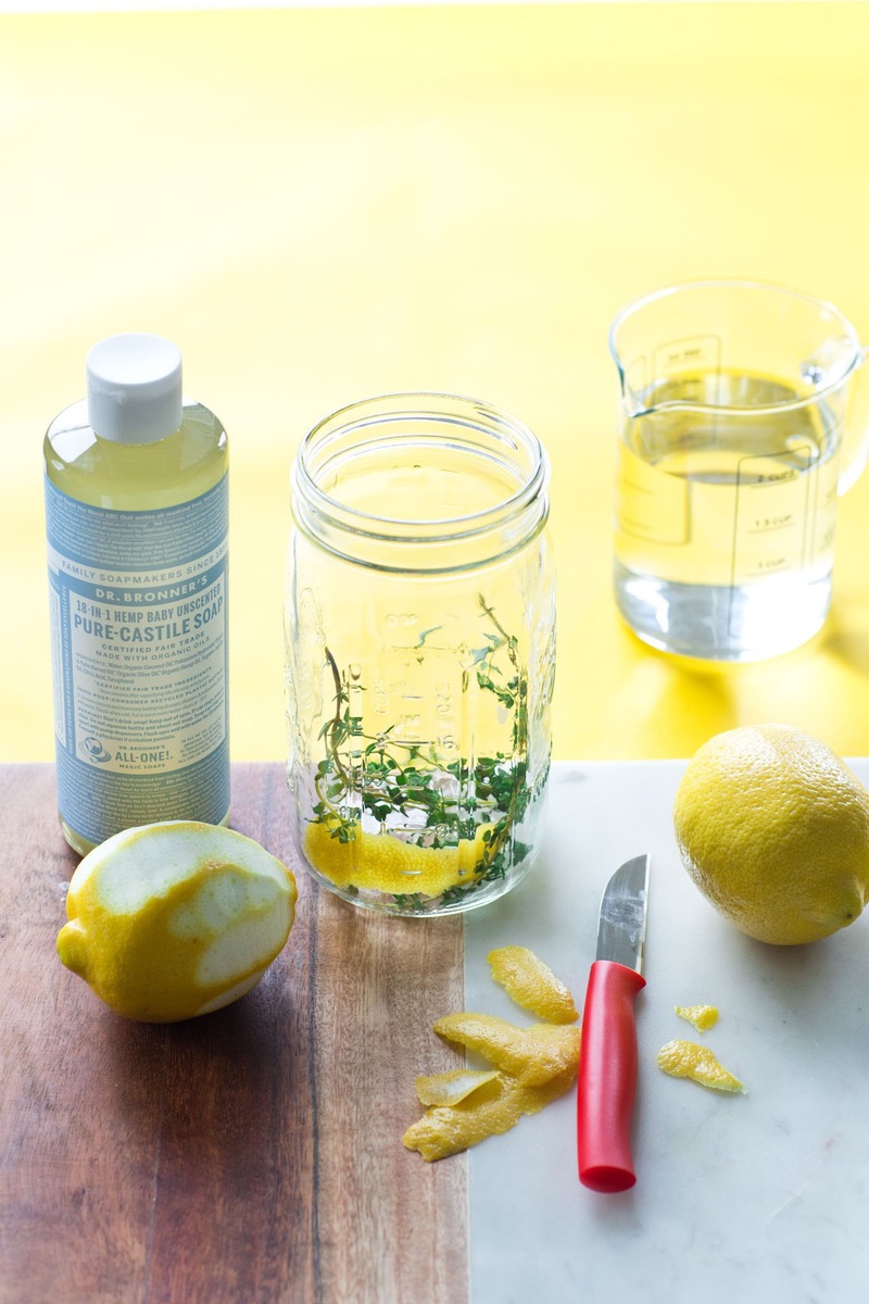 Ingredientes usados para fazer a infusão de vinagre com limão para usar na limpeza da casa