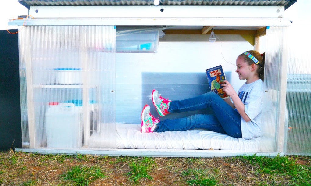 Menina de 10 anos constrói casa compacta com energia solar