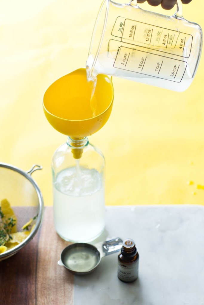 Coloque a infusão de vinagre e limão em um recipiente 