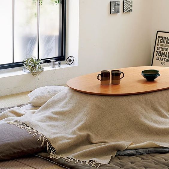 Kotatsu é uma mistura japonesa de mesa com cobertor e aquecedor