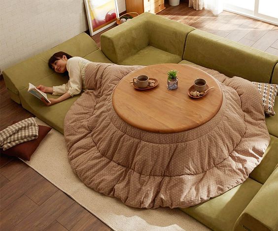 Kotatsu é uma mistura japonesa de mesa com cobertor e aquecedor