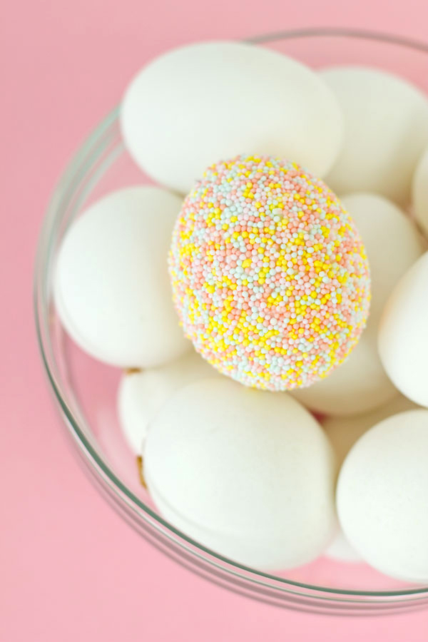 Você pode colar granulados e bolinhas de açúcar no ovo para dar textura.