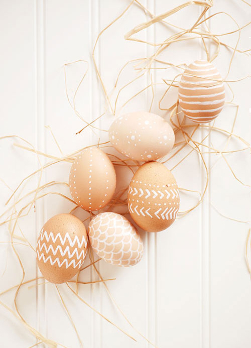 De uma forma mais simples, você pode usar banquinho e canetinhas para decorar as cascas do ovo!