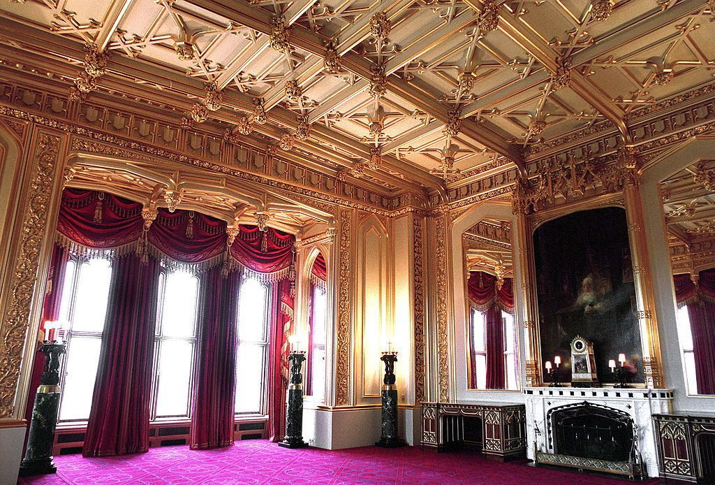 Rainha procura novo designer para seus palácios