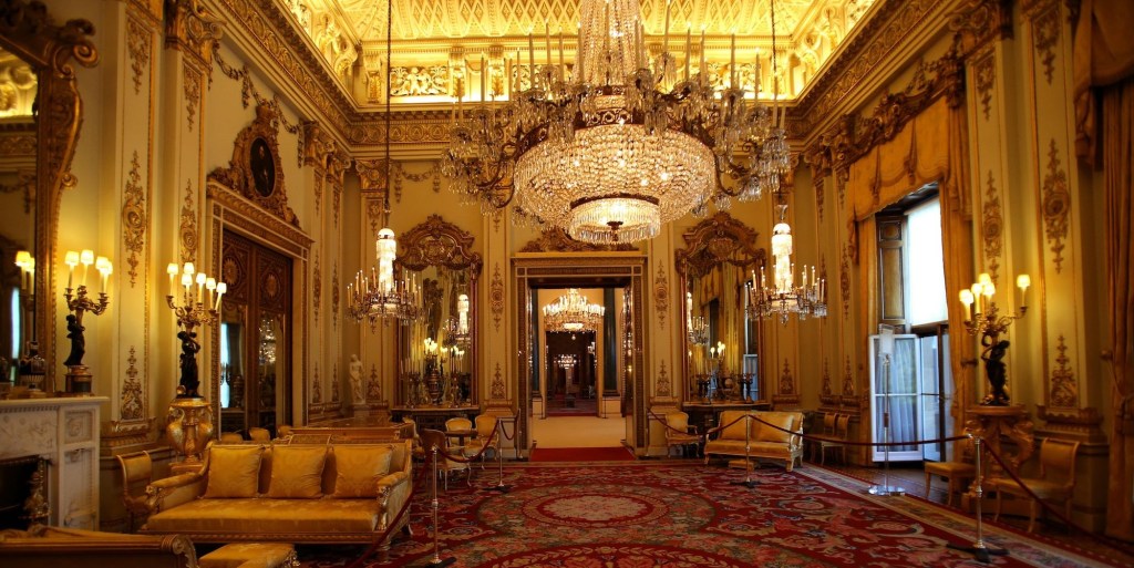 Rainha procura novo designer para seus palácios