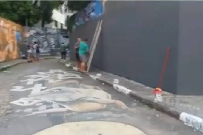 Muro do Beco do Batman é pintado de cinza