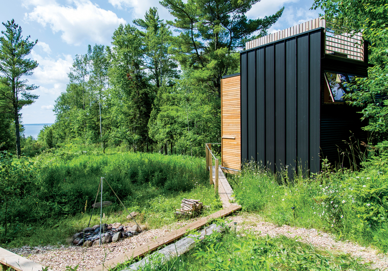 Pai e filho constroem casa sustentável de 30 m²