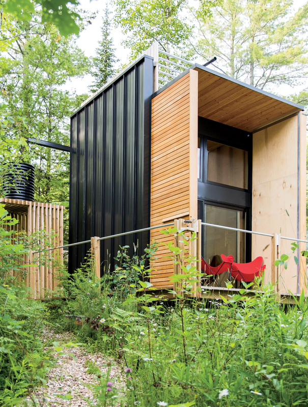 Pai e filho constroem casa sustentável de 30 m²