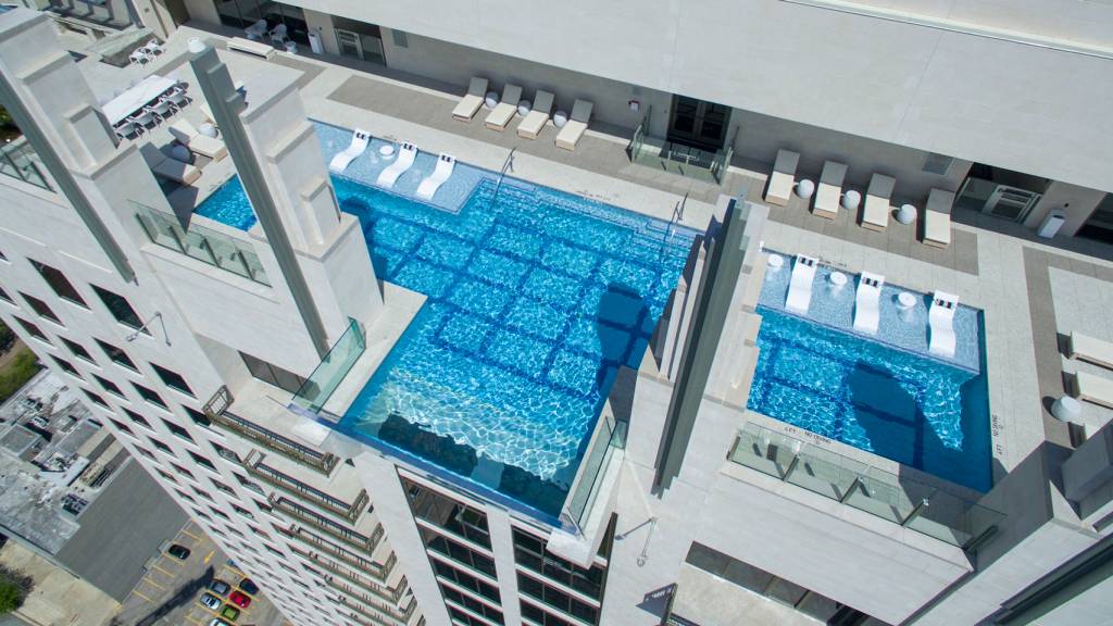 Piscina localizada a 153 metros do chão