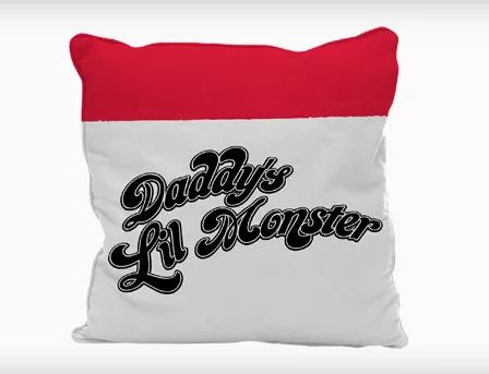 A capa de almofada Daddy's Lil Monster custa R$ 49,90 na Nerd Store.