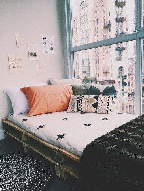 No quarto, os paletes podem criar uma cama jovem e despojada.