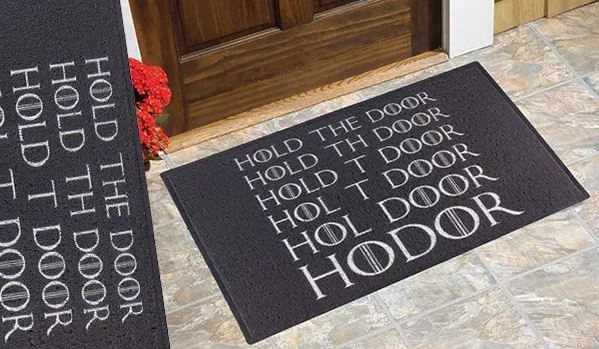 O capacho Hold the Door custa R$ 65,90 na Nerd Store.