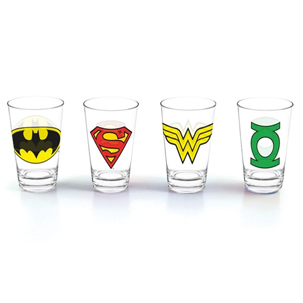 O jogo de copos de vidro Logo Heróis custa R$ 75,90 na Casa Geek.
