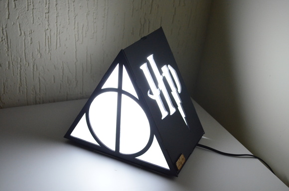 A Luminária/Abajur Triangular Harry Potter custa R$90 na Loja Mil e Um, na Elo7.