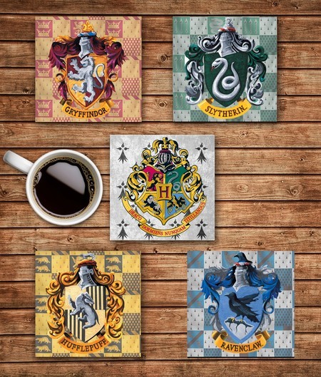 O Kit com 5 Descansos de Copo Casas Hogwarts custa R$17,90 na Loja Café Nerd.