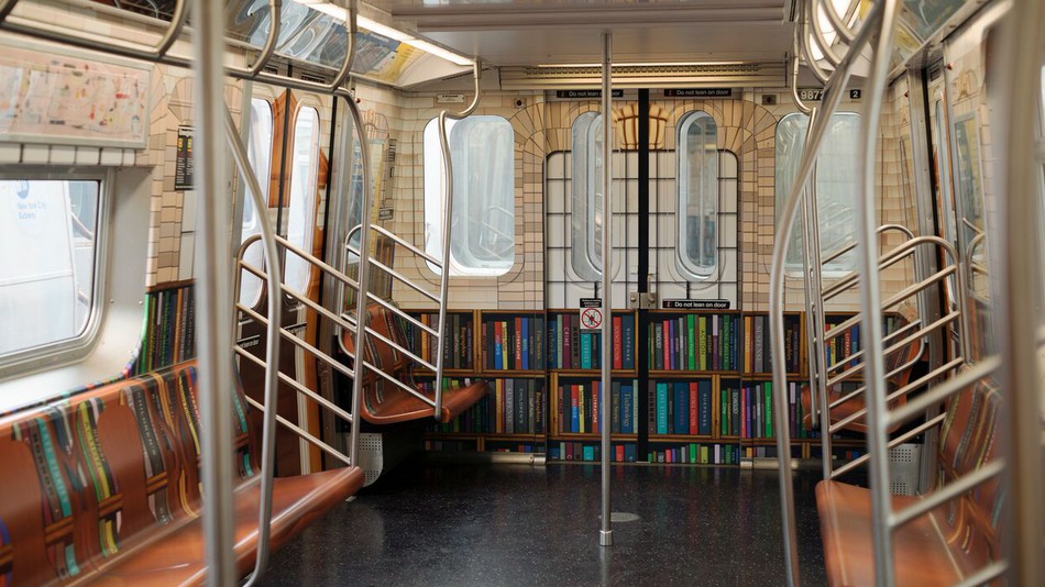 Metrô de Nova York transforma trem em biblioteca móvel digital
