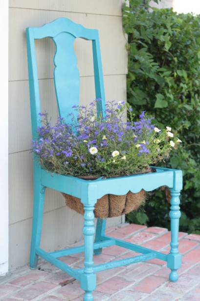 Com uma cadeira de madeira. Aprenda o passo a passo (em inglês) <a href="https://sewcaroline.com/2012/06/diy-chair-planter.html">aqui</a>.