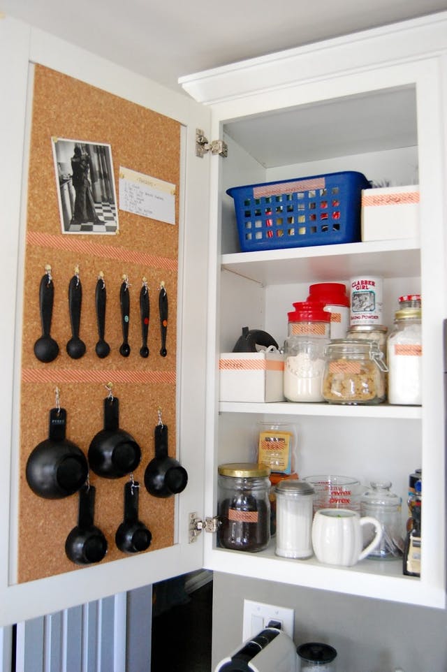 10 dicas de organização para cozinhas pequenas - Casinha Arrumada  Cozinha  pequena, Organização de cozinha pequena, Organizando armários de cozinha
