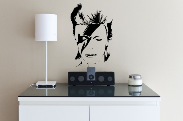 <span style="font-weight:400;">Adesivo David Bowie, <a href="https://www.elo7.com.br/adesivo-decor-david-bowie-0cm-x-40cm/dp/62489C">na Elo7</a>. R$ 58,95.</span>