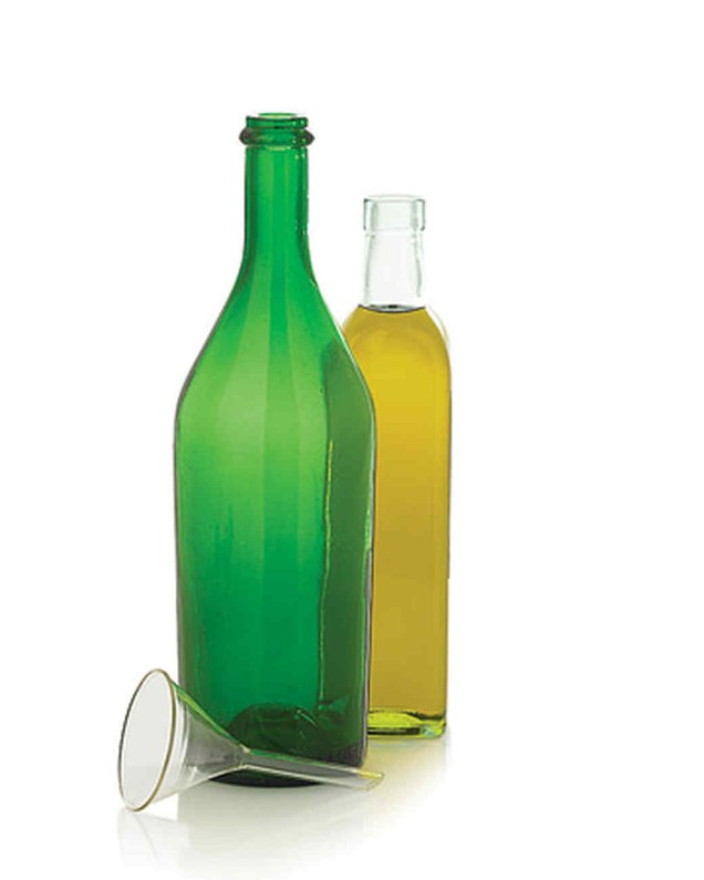 <span style="font-weight:400;">Se exposto à luz solar, o azeite de oliva costuma ficar rançoso ao longo do tempo. Coloque-o em uma garrafa de cor escura para mantê-lo sempre fresco em refeição ao ar livre.</span>