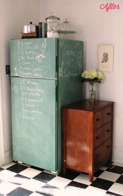 <span style="font-weight:400;">Que tal transformar sua geladeira em uma lousa para nunca mais esquecer a lista de compras? Basta pintar a superfície com tinta-lousa. </span>