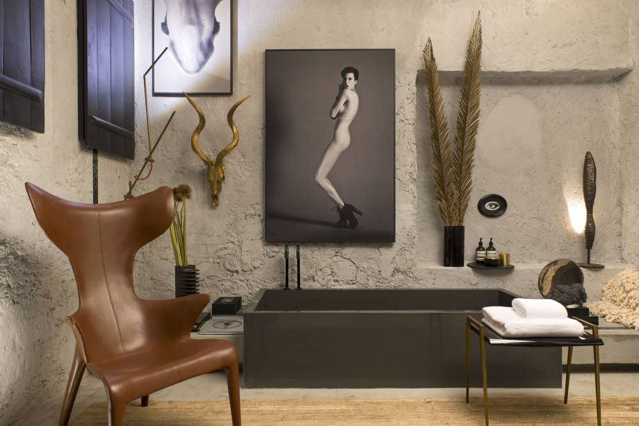 Gustavo criou um ambiente repleto de sentidos, usando concreto, laca, couro e metais como materiais principais Gustavo criou um ambiente repleto de sentidos, usando concreto, laca, couro e metais como materiais principais