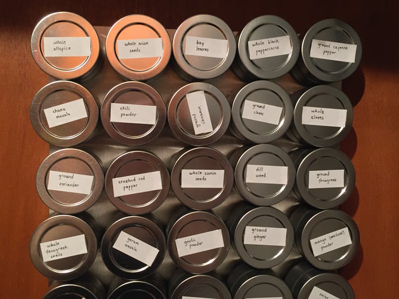 DIY: como fazer uma prateleira magnética para armazenar temperos