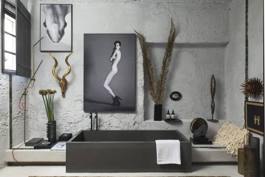 O ambiente de 18m² contava com três cabines, dois lavatórios e um spa esculpido em pedra natural O ambiente de 18m² contava com três cabines, dois lavatórios e um spa esculpido em pedra natural