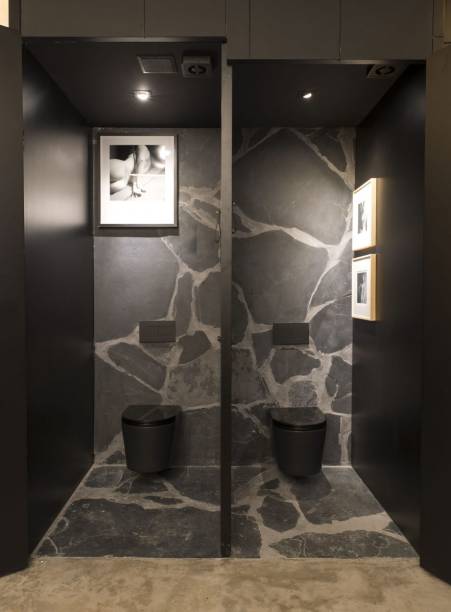 A cartela de cores transita entre tons de cinza, preto, caramelo, ocre. Todas as louças e metais são Deca e de cores escuras A cartela de cores transita entre tons de cinza, preto, caramelo, ocre. Todas as louças e metais são Deca e de cores escuras