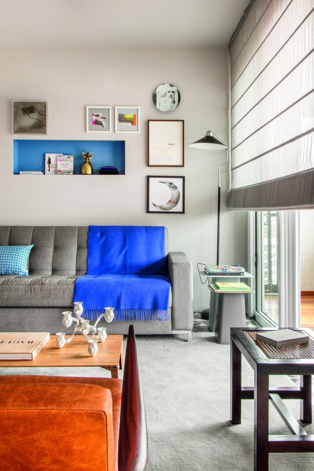 Sala com persiana em apartamento de 70m² da estilista Neide Dantas, com projeto do arquiteto Antonio Ferreira Junior