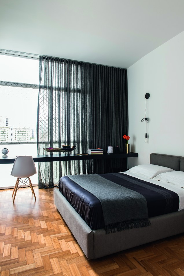 Cortina de linho em apartamento dupléx de 52m², do estilista Douglas Almeida, em projeto do arquiteto Marcelo Alvarenga, da Play Arquitetura.