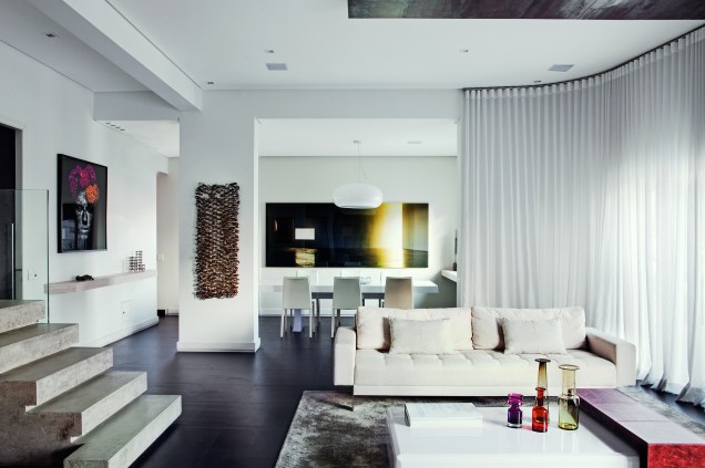 Cortina em sala de apartamento duplex de Benjamin Ergas, com projeto do arquiteto Javier Robles.