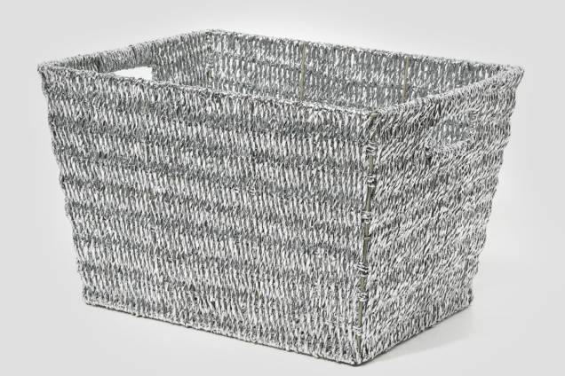 <span style="font-weight:400;">Cesto Metálico, Riachuelo Moda Casa, R$ 69,90</span> <span style="font-weight:400;">Cesto Metálico, Riachuelo Moda Casa, R$ 69,90</span>