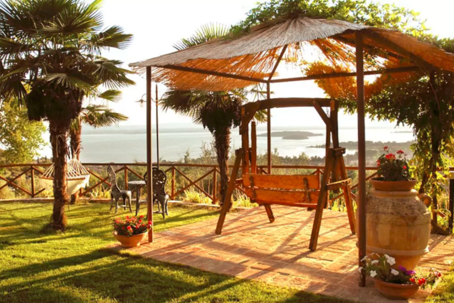 <a href="https://www.airbnb.com.br/rooms/2377867">Passignano Sul Trasimeno</a>, na Itália.