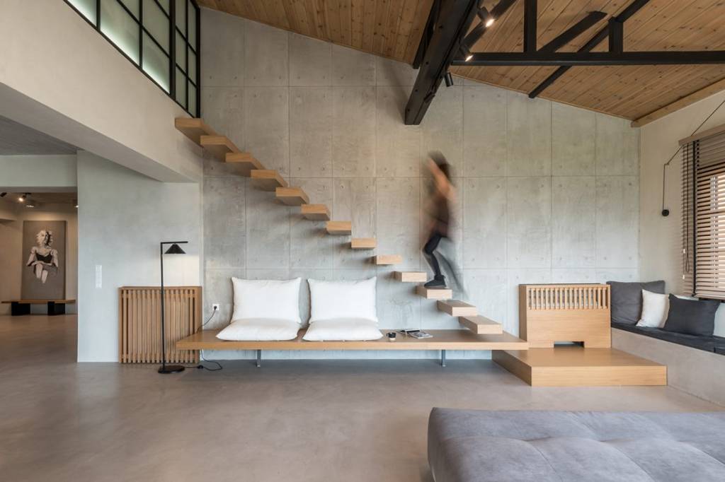 3 ideias para o espaço da escada inspiradas neste apê na Grécia Os moradores deste apartamento queriam ambientes que lembrassem uma casa de interior