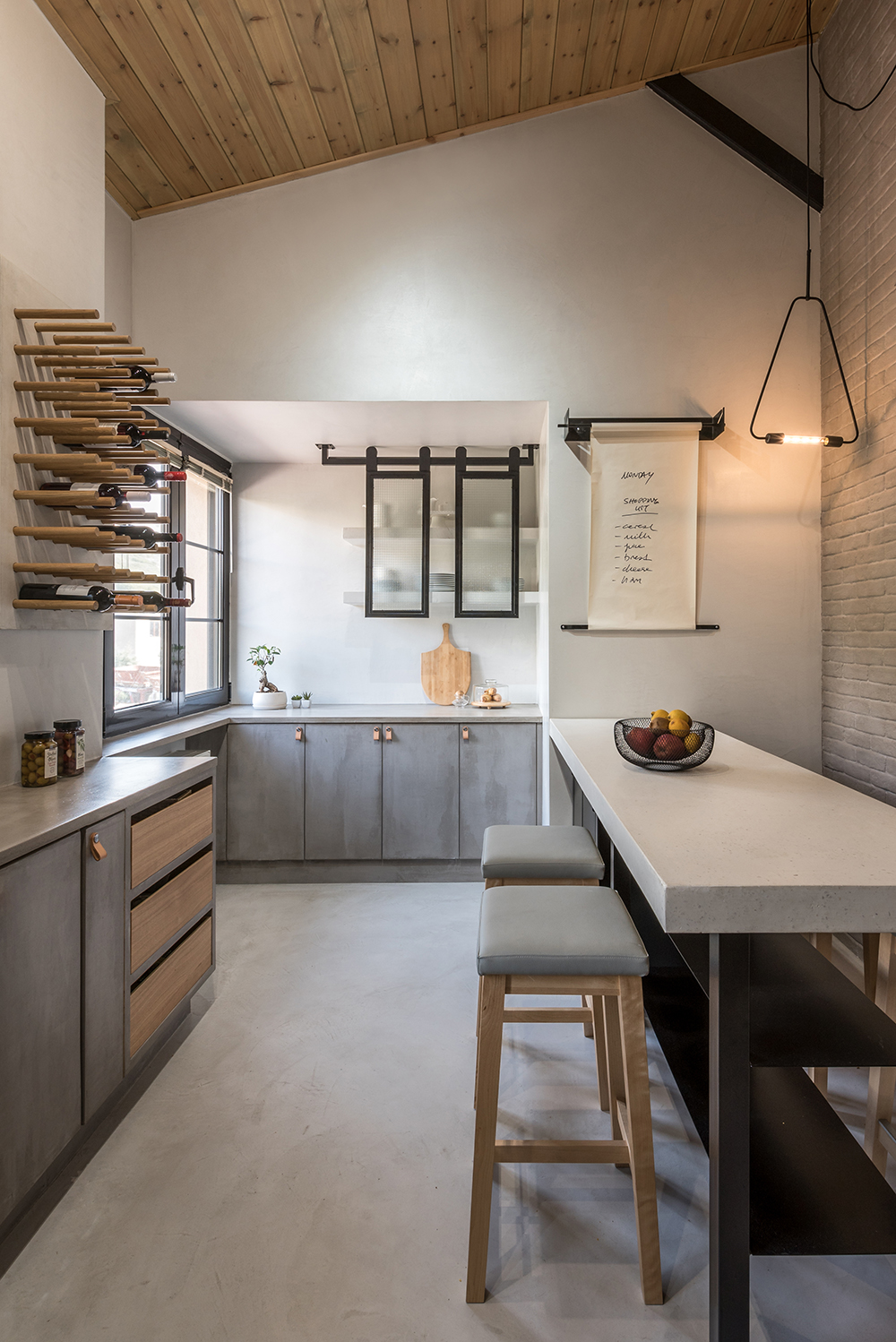 3 ideias para o espaço da escada inspiradas neste apê na Grécia Os moradores deste apartamento queriam ambientes que lembrassem uma casa de interior