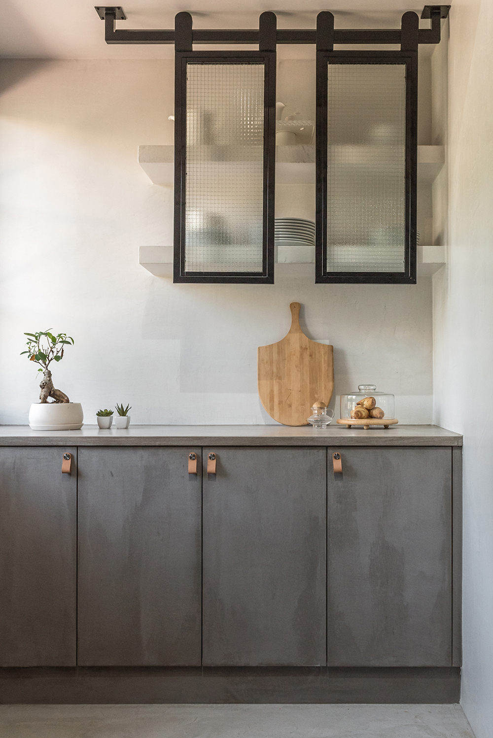 3 ideias para o espaço da escada inspiradas neste apê na Grécia Os moradores deste apartamento queriam ambientes que lembrassem uma casa de interior