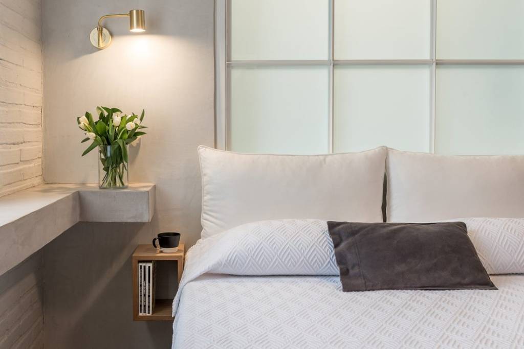 3 ideias para o espaço da escada inspiradas neste apê na Grécia Os moradores deste apartamento queriam ambientes que lembrassem uma casa de interior