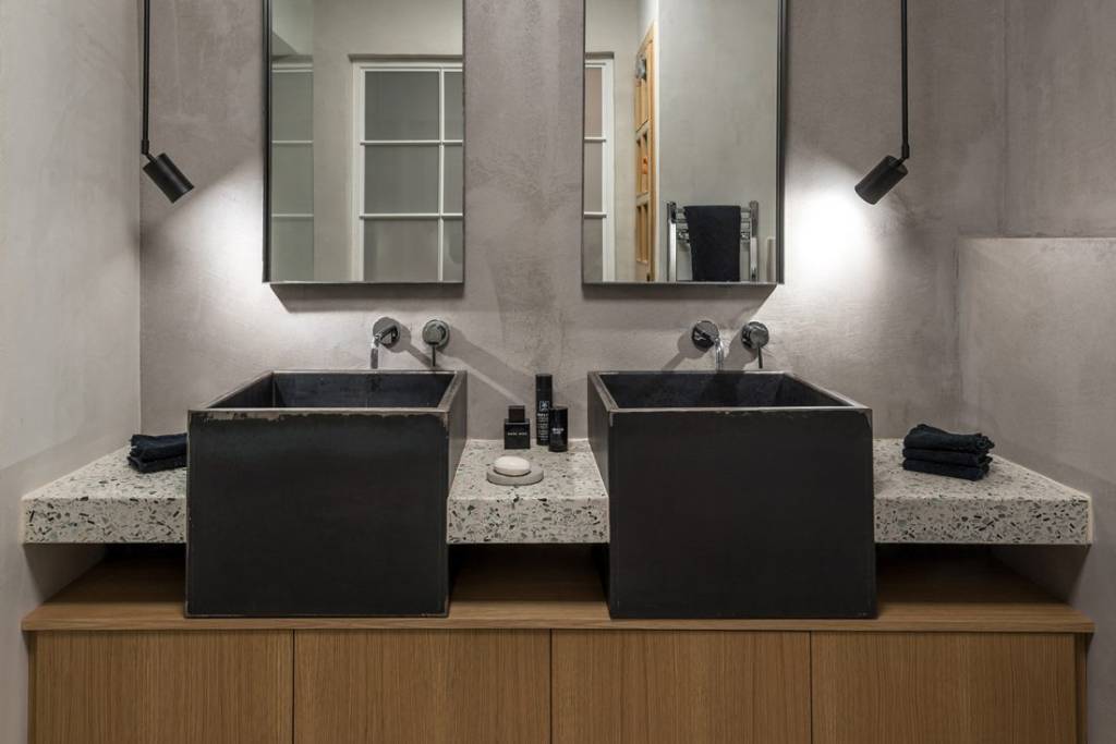 3 ideias para o espaço da escada inspiradas neste apê na Grécia Os moradores deste apartamento queriam ambientes que lembrassem uma casa de interior