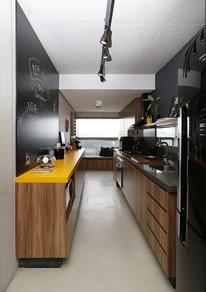 Projeto de cozinha em apartamento assinado pelo escrit&oacute;rio SP Estudio.
