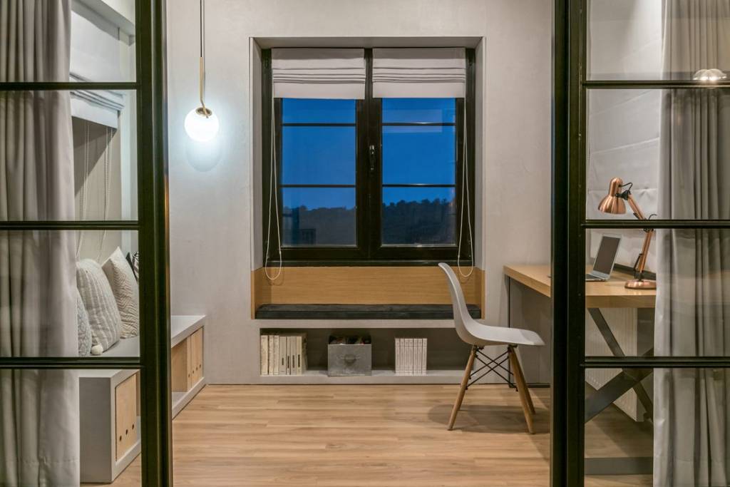 3 ideias para o espaço da escada inspiradas neste apê na Grécia Os moradores deste apartamento queriam ambientes que lembrassem uma casa de interior