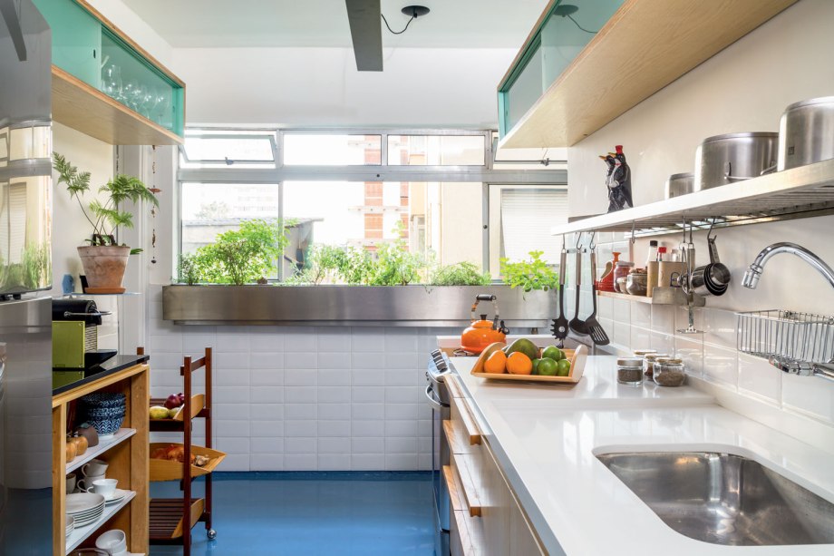 Cozinhas corredor: ideias para você se inspirar Selecionamos algumas opções que provam que cozinha pequena não é sinônimo de decoração sem graça