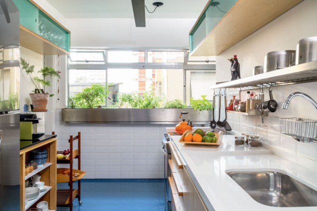 Cozinha em apartamento de 80 m2, do arquiteto Rodrigo Oliveira.